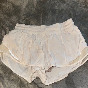 lululemon athletica white hottie hot short 2.5 inseam